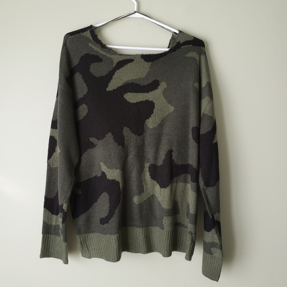 Twisted Knot Camo Print Sweater 🤎🖤 - Picture 2 of 4